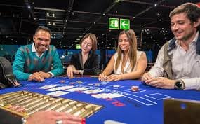 qqwin88 platform interface showing football markets and live dealer games